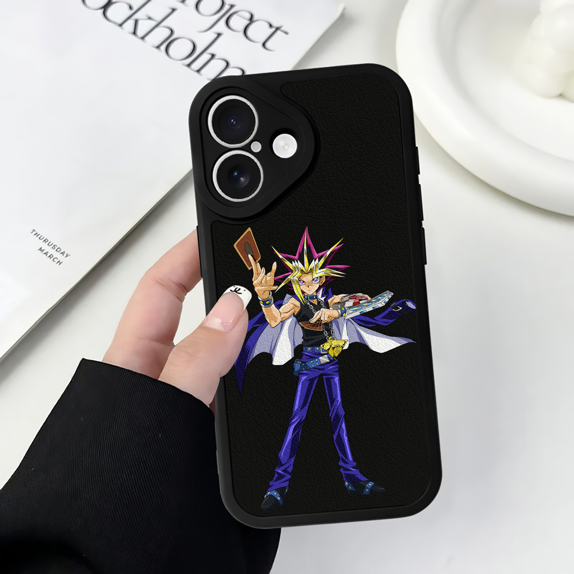 （画像用） 遊☆戯☆王 Yu-Gi-Oh! 【iPhone 16シリーズ対応】シリコンスマホケース（レザー調） 材質：シリコン